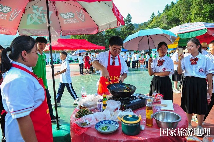 2023年9月27日，贵州省从江县第二民族中学举办第一届美食节，学生正在现场烹制美食。  (9)