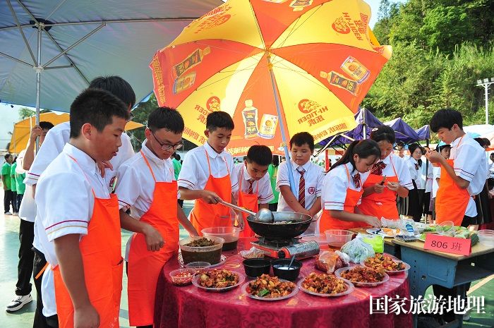 2023年9月27日，贵州省从江县第二民族中学举办第一届美食节，学生正在现场烹制美食。  (12)