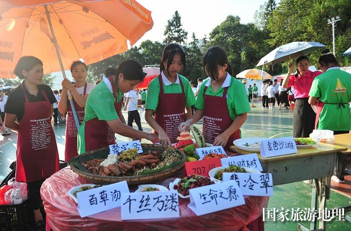2023年9月27日，贵州省从江县第二民族中学举办第一届美食节，学生正在现场烹制美食。  (13)
