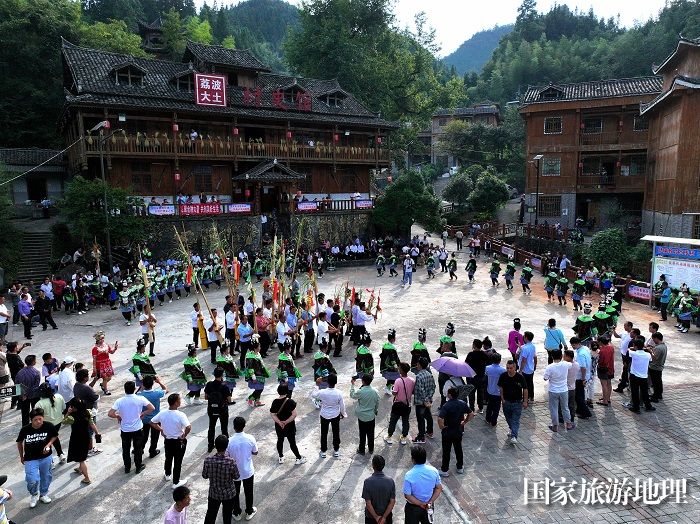 2023年9月23日，苗族同胞在贵州省荔波县佳荣镇大土村跳芦笙舞。2