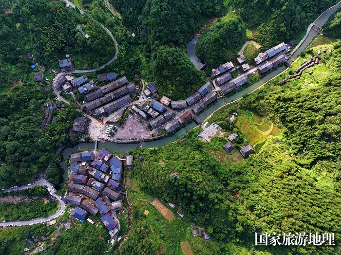 2023年9月23日，苗族同胞在贵州省荔波县佳荣镇大土村跳芦笙舞。4