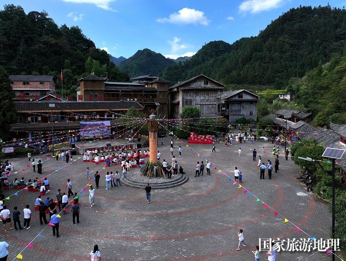 2023年9月23日，苗族同胞在贵州省荔波县佳荣镇大土村跳芦笙舞。5