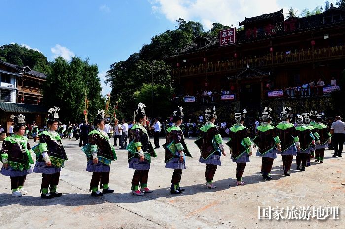 2023年9月23日，苗族同胞在贵州省荔波县佳荣镇大土村跳芦笙舞。6