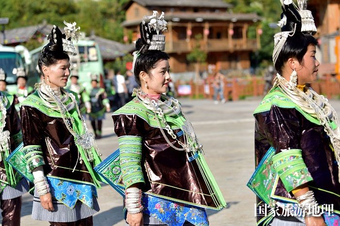 2023年9月23日，苗族同胞在贵州省荔波县佳荣镇大土村跳芦笙舞。9