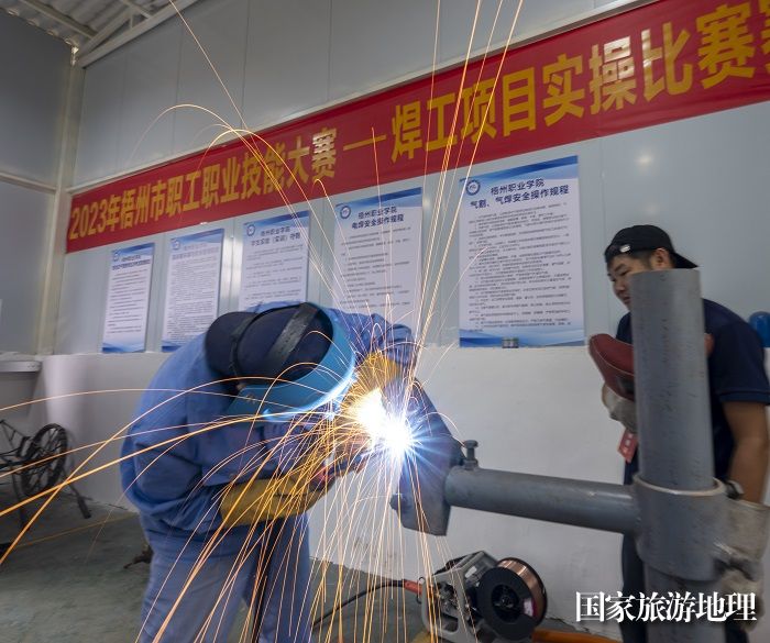 2、2023年10月11日，在广西梧州职业学院（梧州工匠学院）技术职工正在进行电焊工技能竞赛。（何华文）