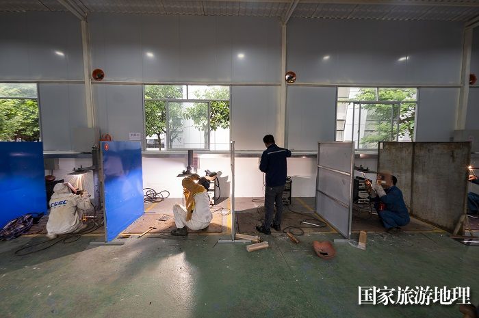 1、2023年10月11日，在广西梧州职业学院（梧州工匠学院）技术职工正在进行电焊工技能竞赛。（何华文）