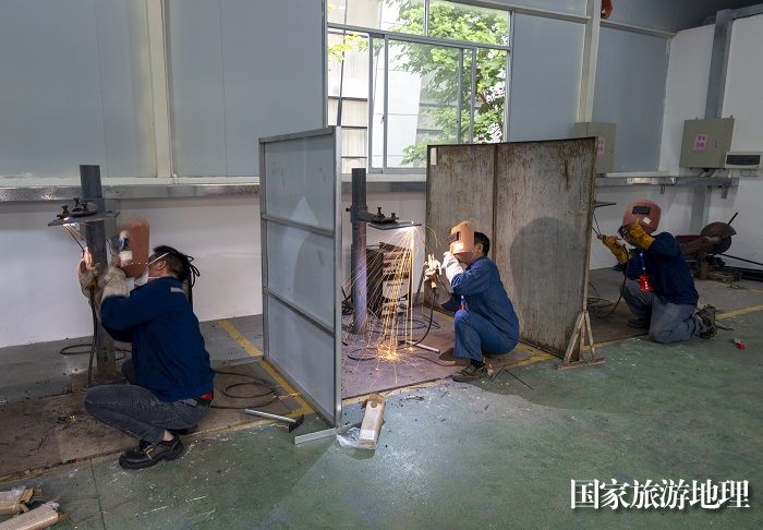 3、2023年10月11日，在广西梧州职业学院（梧州工匠学院）技术职工正在进行电焊工技能竞赛。（何华文）