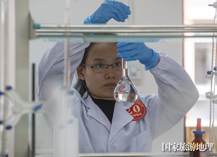 10、2023年10月11日，在广西梧州职业学院（梧州工匠学院）技术职工正在进行化学检验技能竞赛。（何华文）