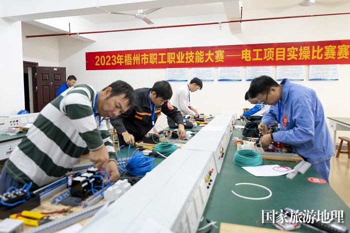 14、2023年10月11日，在广西梧州职业学院（梧州工匠学院）技术职工正在进行电工技能竞赛。（何华文）