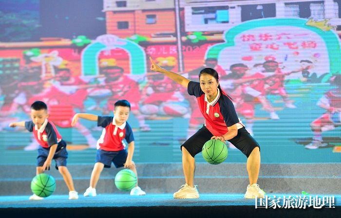 2023年10月14日，老师和学生在贵州省从江县“都柳江文化走廊——乡村周末大舞台”教育专场进行表演。  (7)