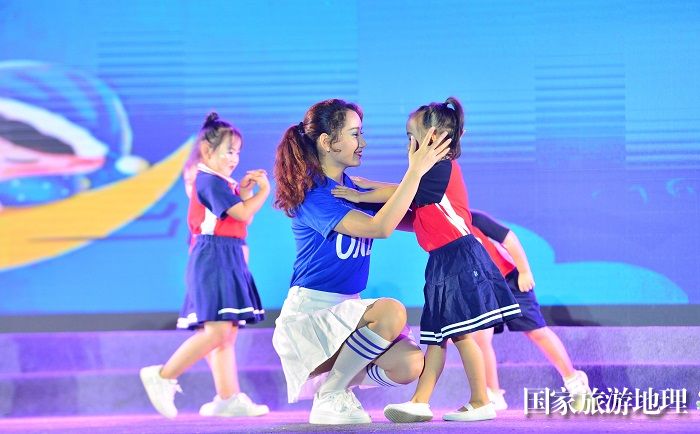 2023年10月14日，老师和学生在贵州省从江县“都柳江文化走廊——乡村周末大舞台”教育专场进行表演。  (8)