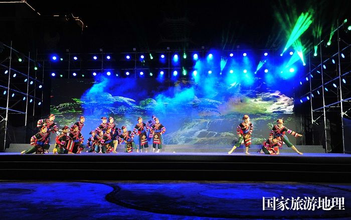 2023年10月14日，老师在贵州省从江县“都柳江文化走廊——乡村周末大舞台”教育专场进行表演。  (1)