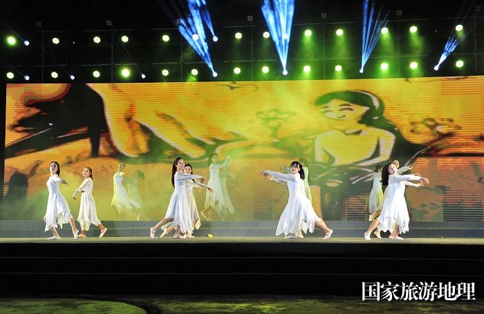 2023年10月14日，老师在贵州省从江县“都柳江文化走廊——乡村周末大舞台”教育专场进行表演。  (3)