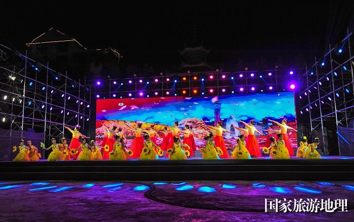 2023年10月14日，老师在贵州省从江县“都柳江文化走廊——乡村周末大舞台”教育专场进行表演。  (4)