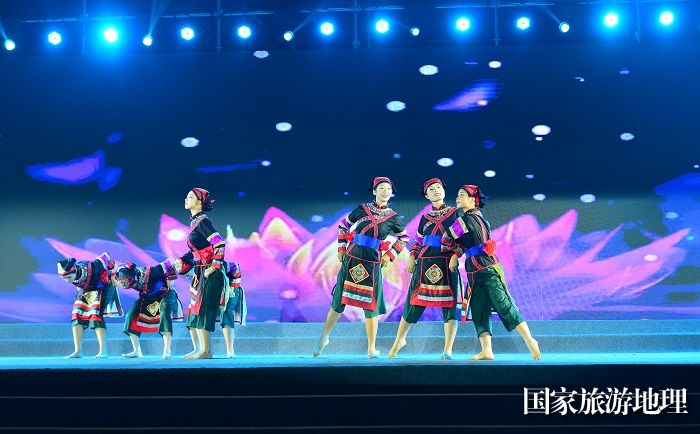 2023年10月14日，老师在贵州省从江县“都柳江文化走廊——乡村周末大舞台”教育专场进行表演。  (11)