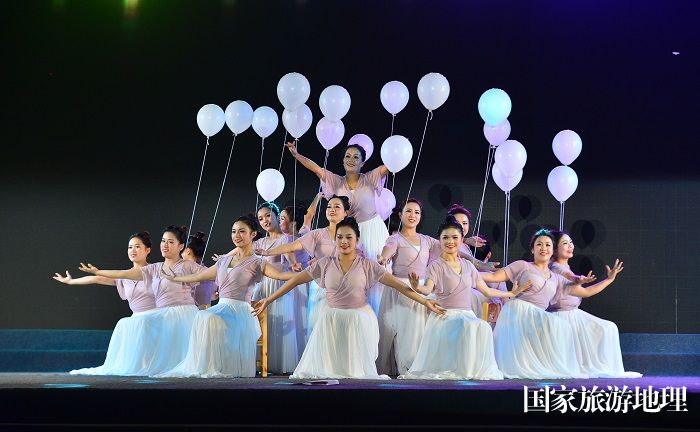 2023年10月14日，老师在贵州省从江县“都柳江文化走廊——乡村周末大舞台”教育专场进行表演。  (14)