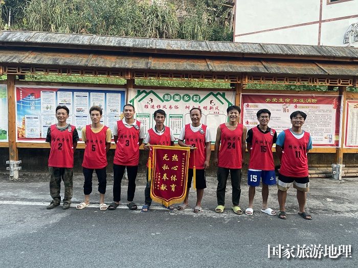 图为 ：加坡村篮球队向爱心企业人士回赠锦旗表示感谢