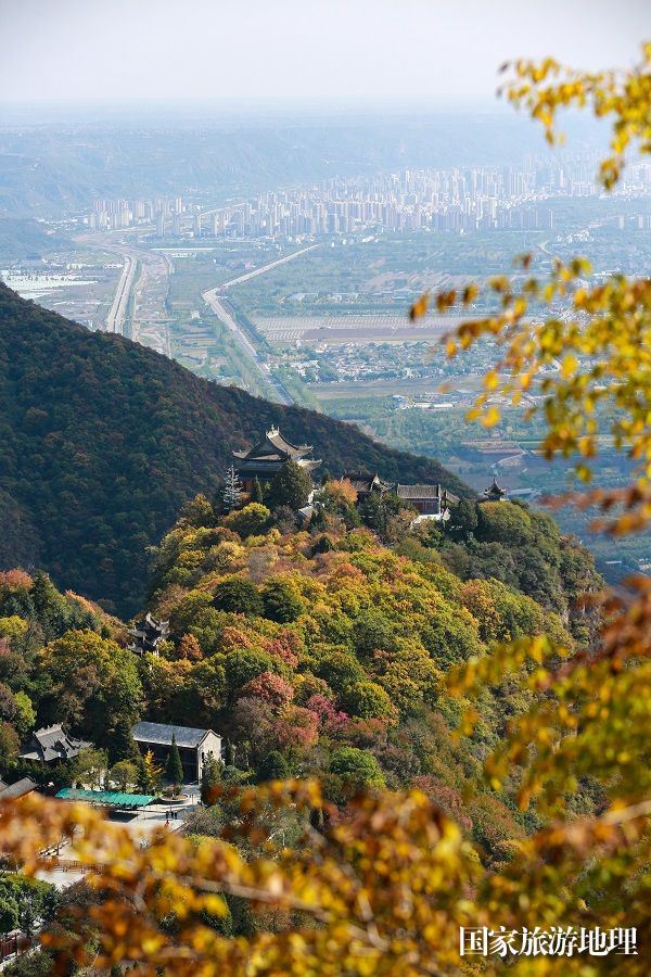 09——10月19日，甘肃省平凉市崆峒山上秋日美景如画。