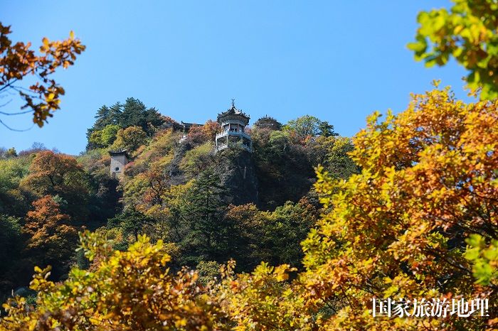 10——10月19日，甘肃省平凉市崆峒山上秋日美景如画。