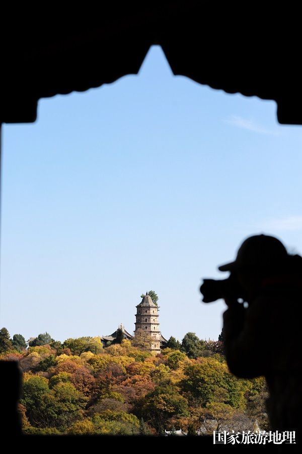 13——10月19日，游客在甘肃省平凉市崆峒山拍摄秋日风光。