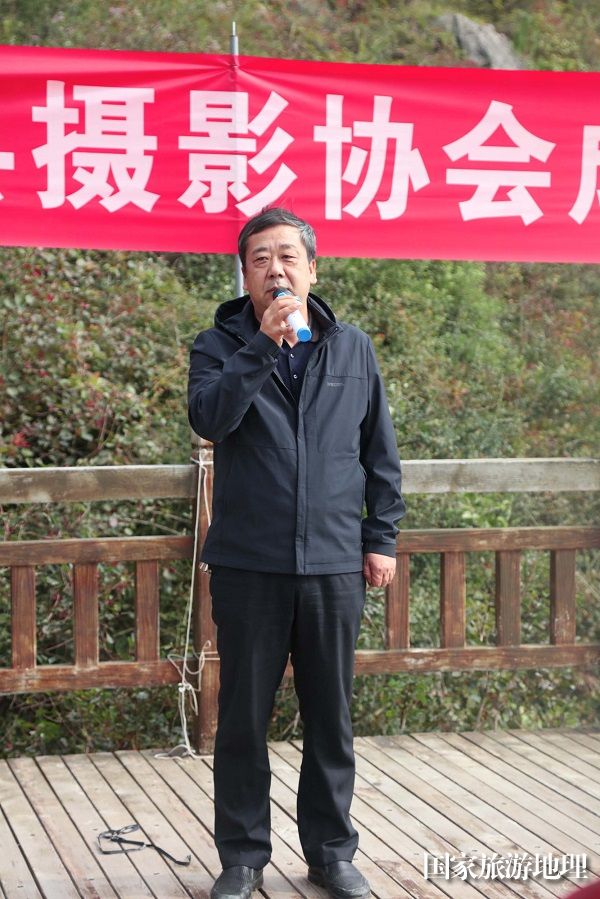 图4：巫山县文联主席林文华讲话，巫山摄协40周年硕果累累，要在新征程再创辉煌，为巫山社会经济建设再作大贡献。唐金生摄