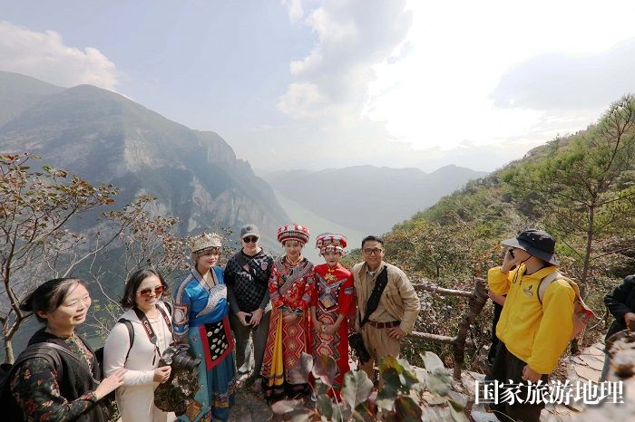 图10：巫山摄影人在神女景区巫峡与外国美女游客（左4）合影流芳。唐金生摄