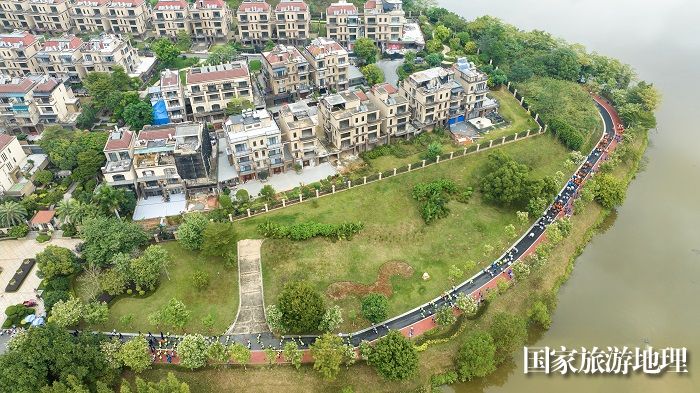 11、2023年11月10日，2000多名干部群众在广西梧州市玫瑰湖公园健步走，欣赏绿道沿线的美丽风光。（何华文）