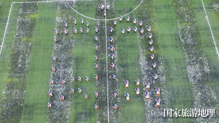 7、2023年11月11日，在广西梧州医学高等专科学校体育场上，小学生在进行少先队鼓号队风采展示。（何华文）