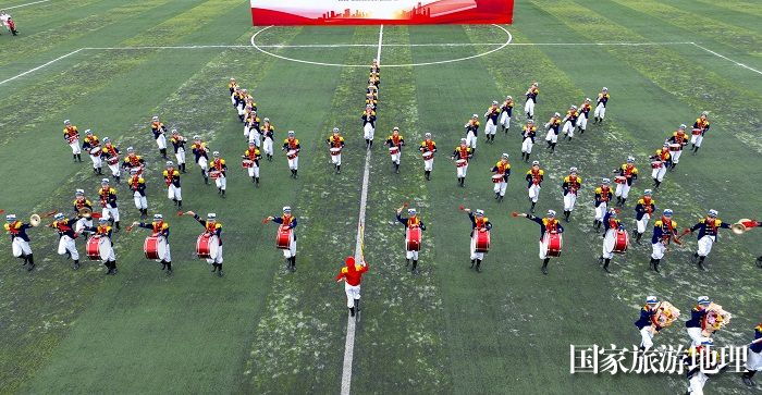 14、2023年11月11日，在广西梧州医学高等专科学校体育场上，小学生在进行少先队鼓号队风采展示。（何华文）