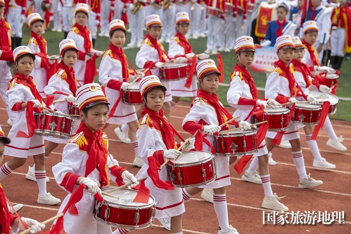 20、2023年11月11日，在广西梧州医学高等专科学校体育场上，小学生在进行少先队鼓号队风采展示。（何华文）
