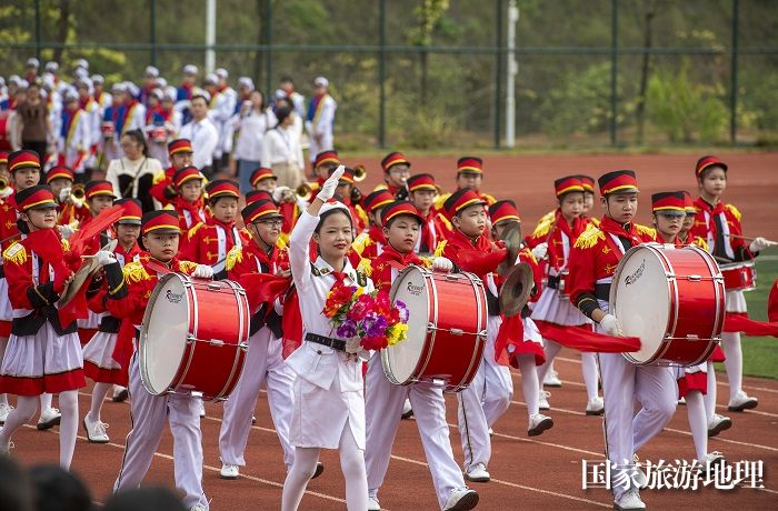 25、2023年11月11日，在广西梧州医学高等专科学校体育场上，小学生在进行少先队鼓号队风采展示。（何华文）