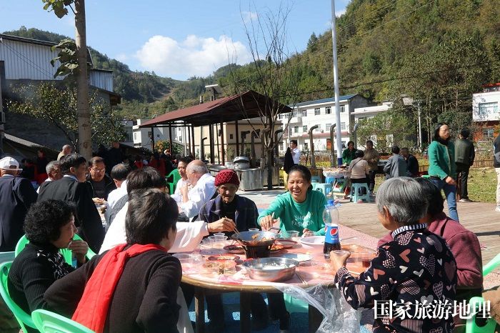 图18：大家喜聚丰收餐乐吃农家饭。