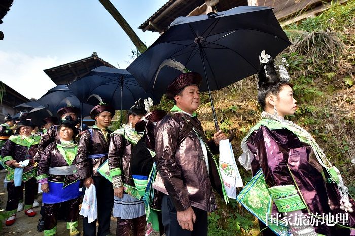 2023年11月4日，在贵州省黔东南苗族侗族自治州从江县加勉乡加模村，身着节日盛装的村民在参加祭祖仪式活动。7