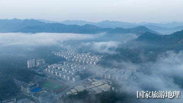2、2023年11月23日，俯瞰广西河池市凤山县城一幢幢排列整齐的老乡家园、喀斯特青山在云雾缭绕下，宛如一幅生态画卷，美不胜收。（何华文）