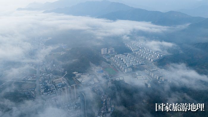 3、2023年11月23日，俯瞰广西河池市凤山县城一幢幢排列整齐的老乡家园、喀斯特青山在云雾缭绕下，宛如一幅生态画卷，美不胜收。（何华文）