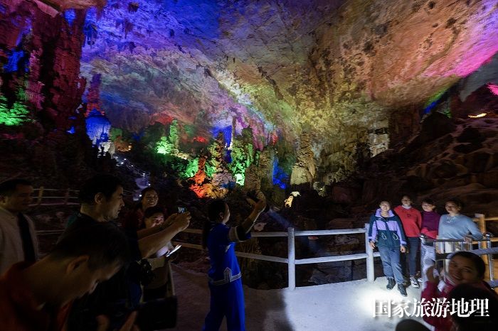 2、2023年11月23日，广西河池市凤山县鸳鸯洞景区，游客在欣赏溶洞美景。（何华文）