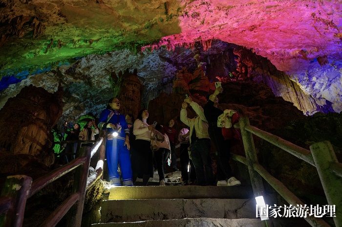 3、2023年11月23日，广西河池市凤山县鸳鸯洞景区，游客在欣赏溶洞美景。（何华文）