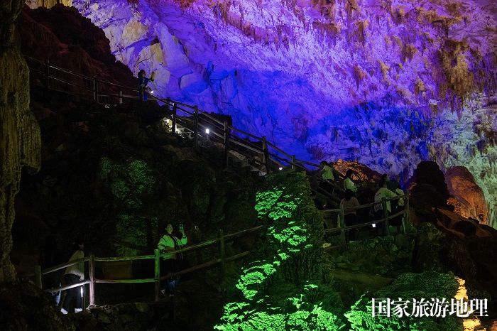 6、2023年11月23日，广西河池市凤山县鸳鸯洞景区，游客在欣赏溶洞美景。（何华文）
