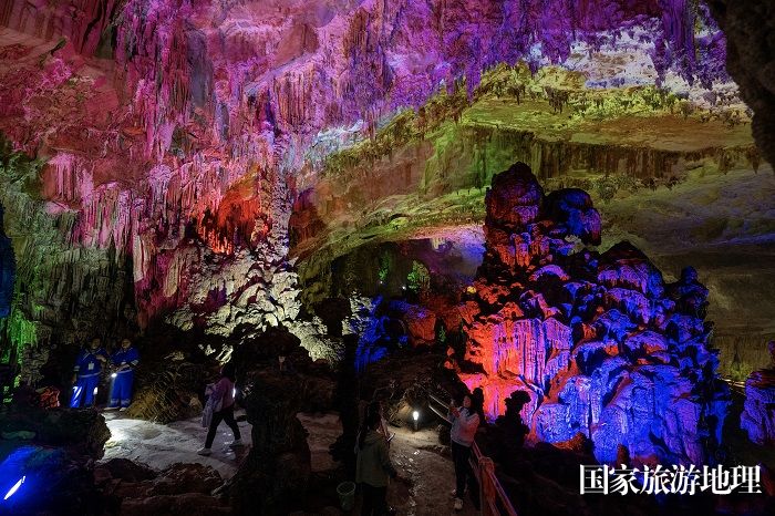 7、2023年11月23日，广西河池市凤山县鸳鸯洞景区，游客在欣赏溶洞美景。（何华文）