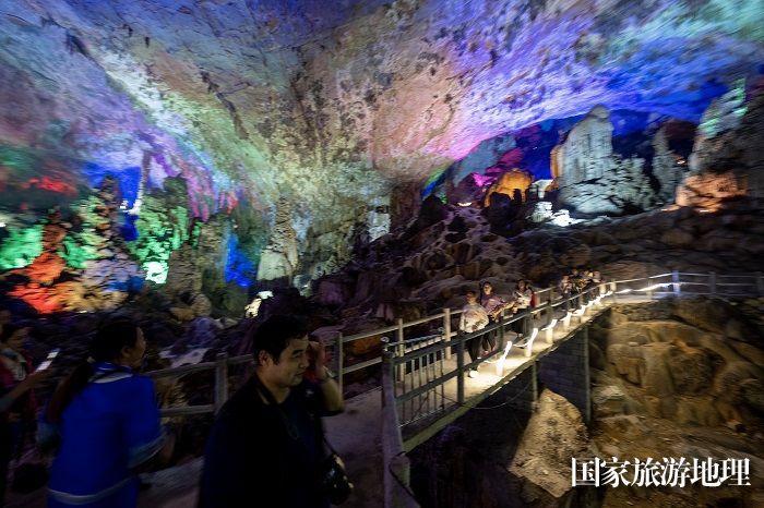 8、2023年11月23日，广西河池市凤山县鸳鸯洞景区，游客在欣赏溶洞美景。（何华文）