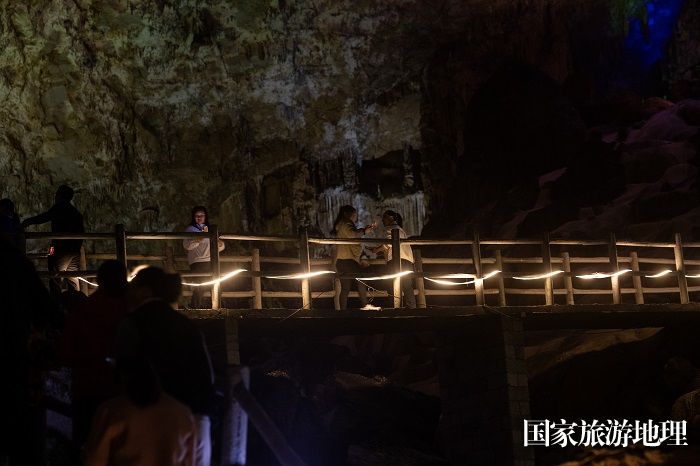 9、2023年11月23日，广西河池市凤山县鸳鸯洞景区，游客在欣赏溶洞美景。（何华文）