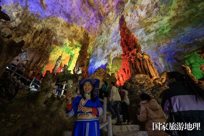 10、2023年11月23日，广西河池市凤山县鸳鸯洞景区，游客在欣赏溶洞美景。（何华文）