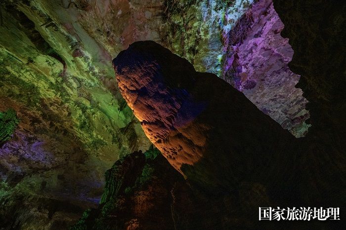 12、2023年11月23日，广西河池市凤山县鸳鸯洞景区，游客在欣赏溶洞美景。（何华文）