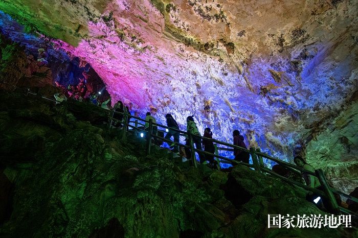 17、2023年11月23日，广西河池市凤山县鸳鸯洞景区，游客在欣赏溶洞美景。（何华文）