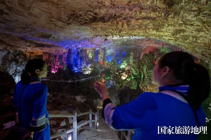 18、2023年11月23日，广西河池市凤山县鸳鸯洞景区，游客在欣赏溶洞美景。（何华文）