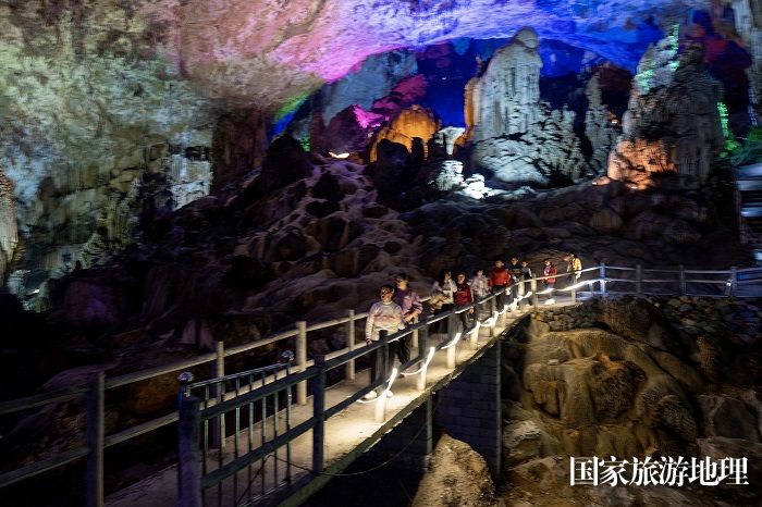 20、2023年11月23日，广西河池市凤山县鸳鸯洞景区，游客在欣赏溶洞美景。（何华文）