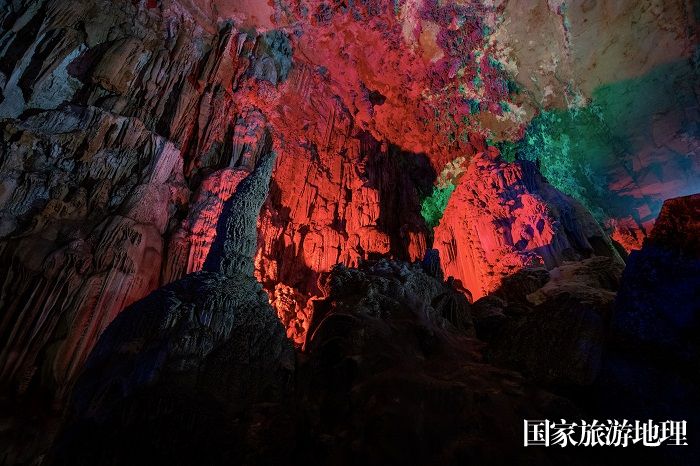 21、2023年11月23日，广西河池市凤山县鸳鸯洞景区，游客在欣赏溶洞美景。（何华文）