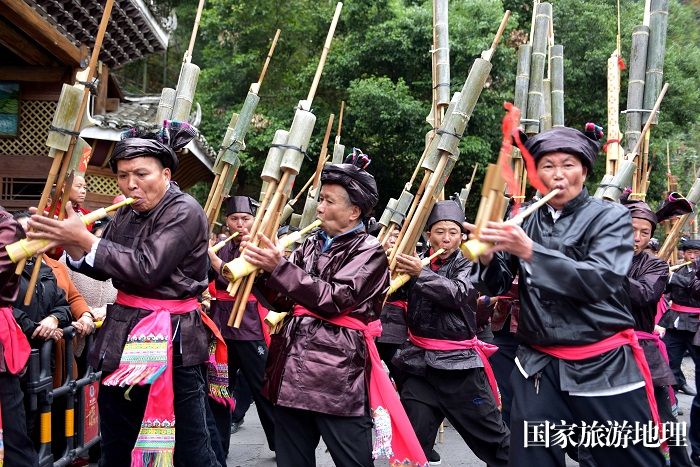 2023年11月26日，侗族同胞身着民族盛装在贵州省黔东南苗族侗族自治州黎平县肇兴侗寨唱侗歌吹芦笙比赛。
