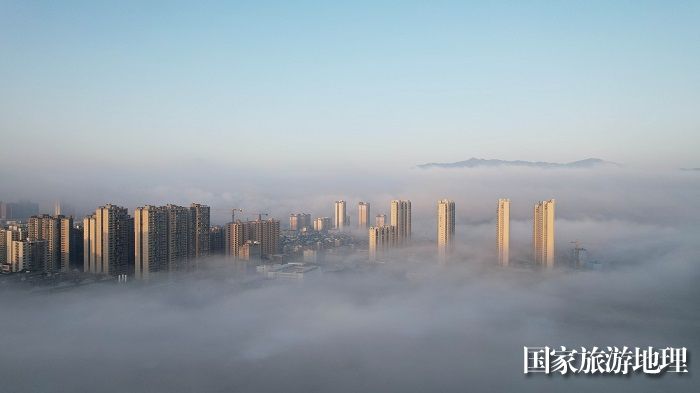 图1：11月28日，在广西柳州市融安县拍摄的平流雾景观。（无人机图片，谭凯兴 摄）