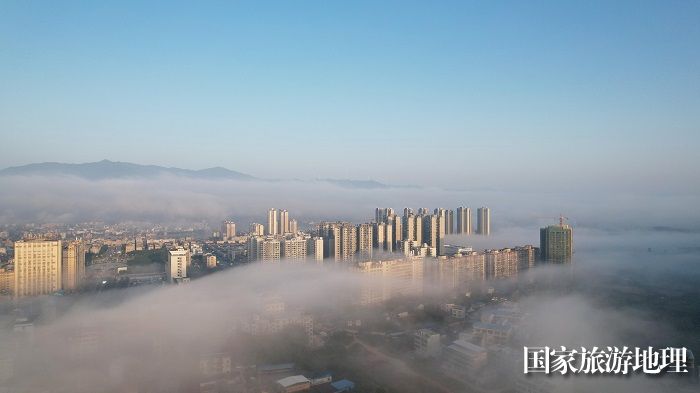 图2：11月28日，在广西柳州市融安县拍摄的平流雾景观。（无人机图片，谭凯兴 摄）